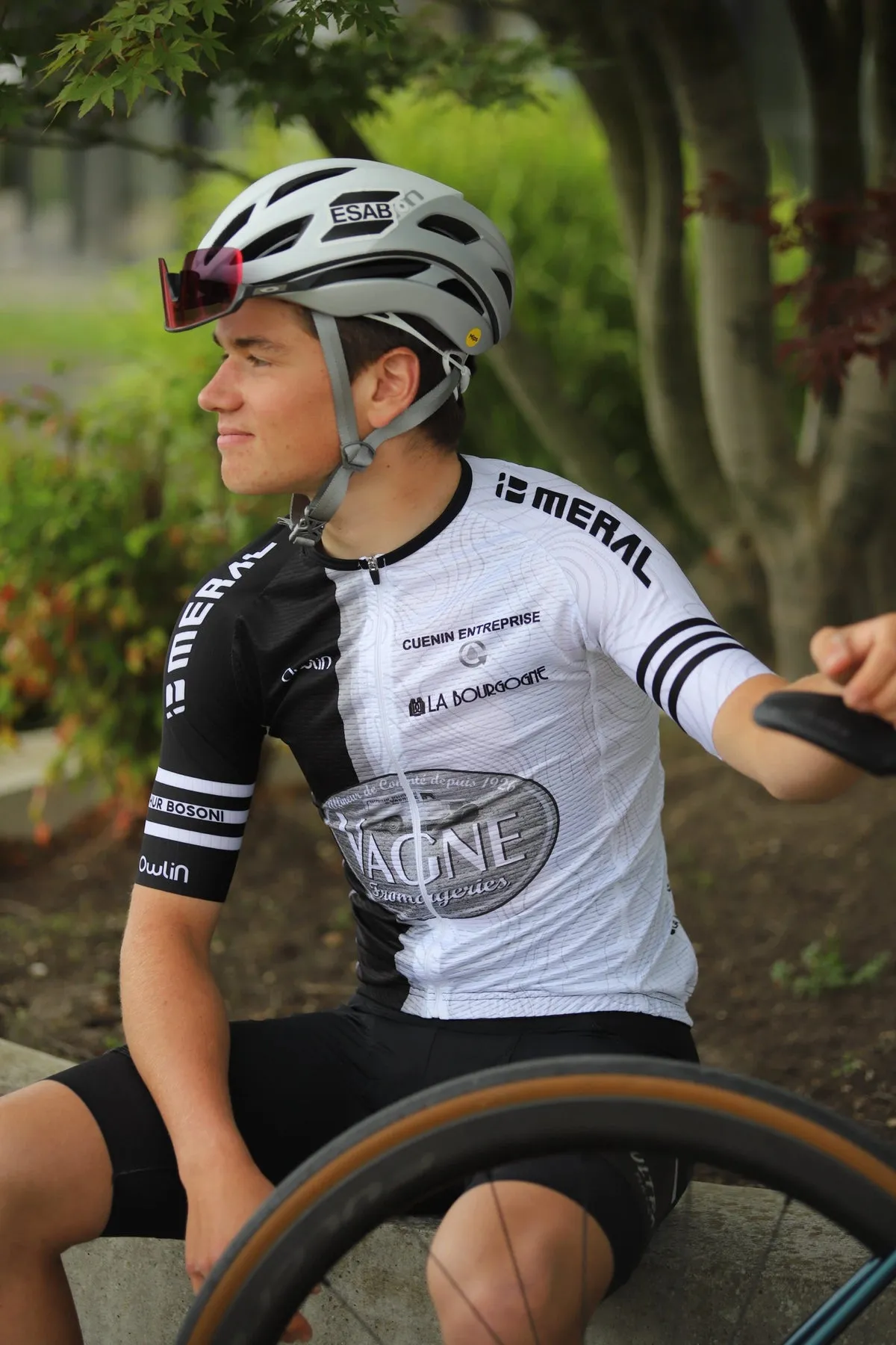 Cyclistes portant une tenue personnalisée Owlin
